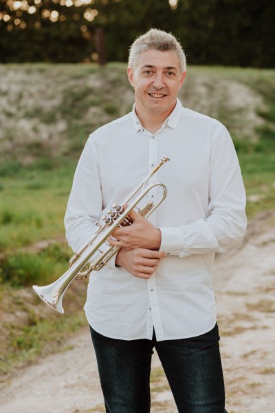 José Cháfer sonriendo con su trompeta