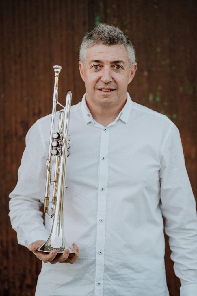José Cháfer con su trompeta plateada
