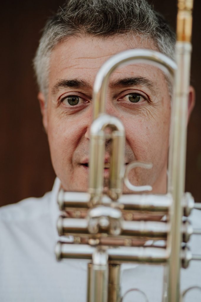 José Cháfer con la trompeta delante del rostro